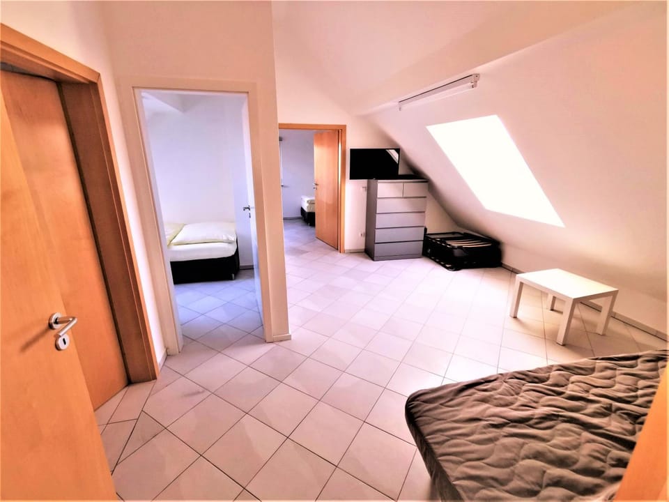 Communal lounge/ TV room, Bed, TV and multimedia, Living room, Photo of the whole room, Seating area, Evening entertainment, Bedroom, wardrobe