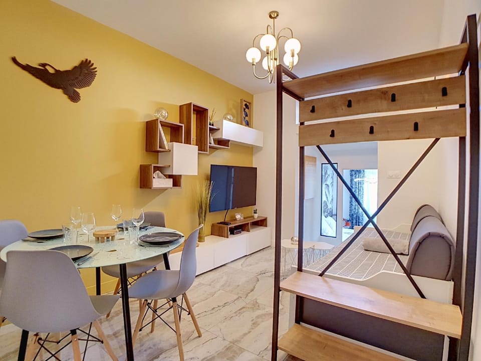 TV and multimedia, Living room, Seating area, Dining area