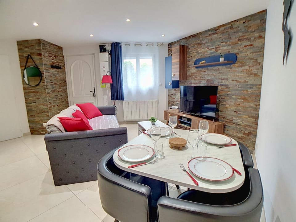 Living room, Seating area, Dining area