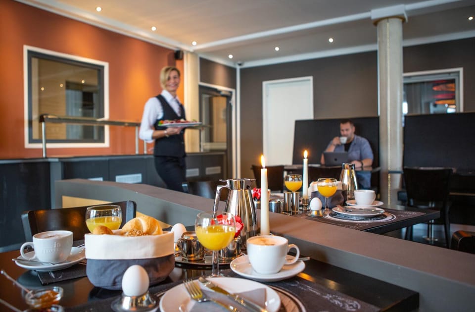 Coffee/tea facilities, Food and drinks, Breakfast, Continental breakfast