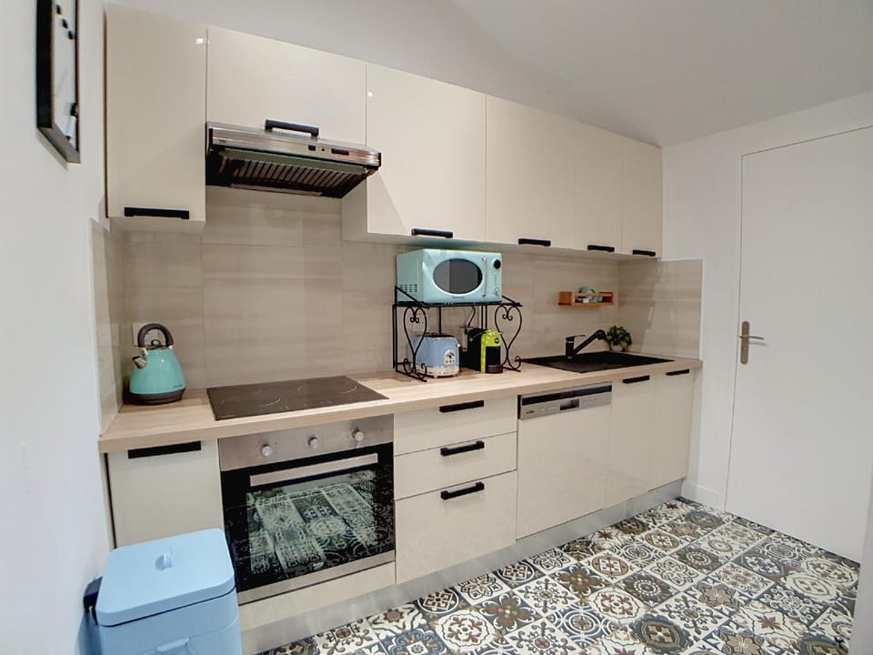 Coffee/tea facilities, Kitchen or kitchenette, oven, stove, toaster