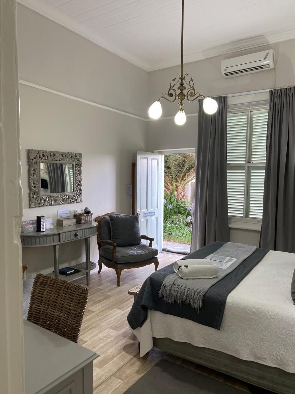 Bed, Seating area, Bedroom, towels, air conditioner