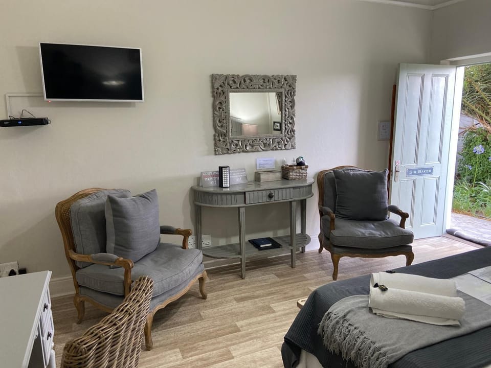 Bed, TV and multimedia, Seating area, towels