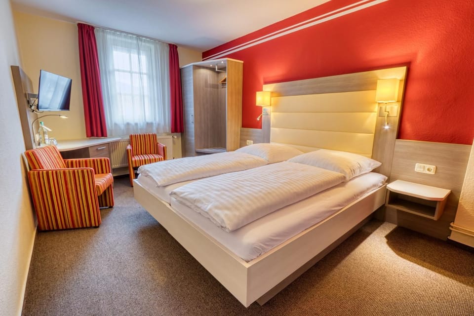 Bed, TV and multimedia, Living room, Seating area, Bedroom