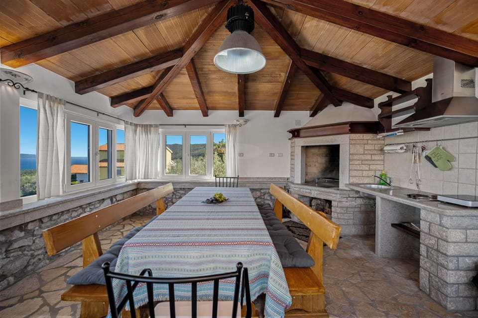 Kitchen or kitchenette, Seating area