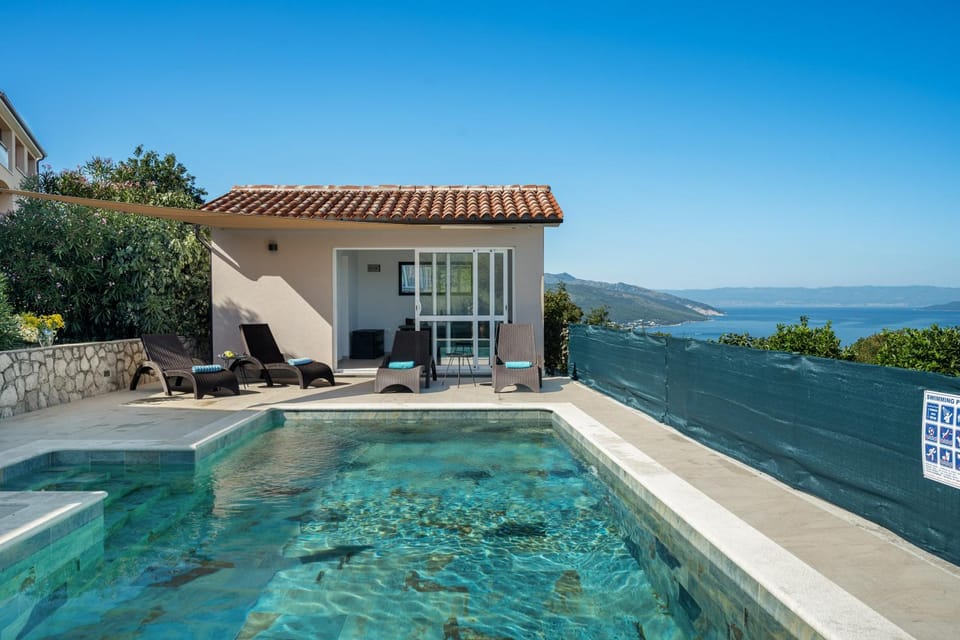 Sea view, Swimming pool, sunbed