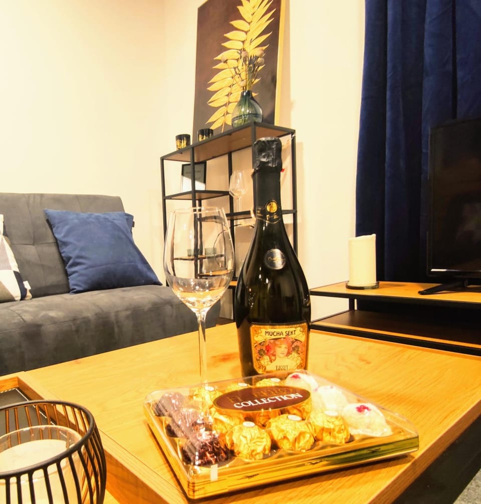 Food close-up, TV and multimedia, Living room, Decorative detail, Seating area, Alcoholic drinks