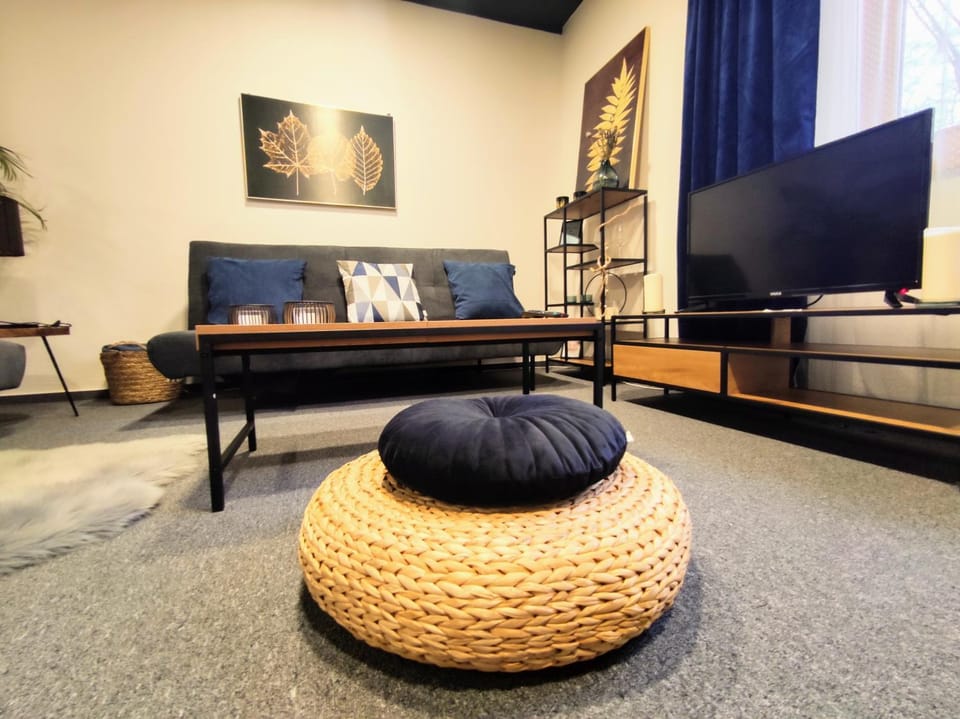 Communal lounge/ TV room, Activities, TV and multimedia, Living room, Seating area