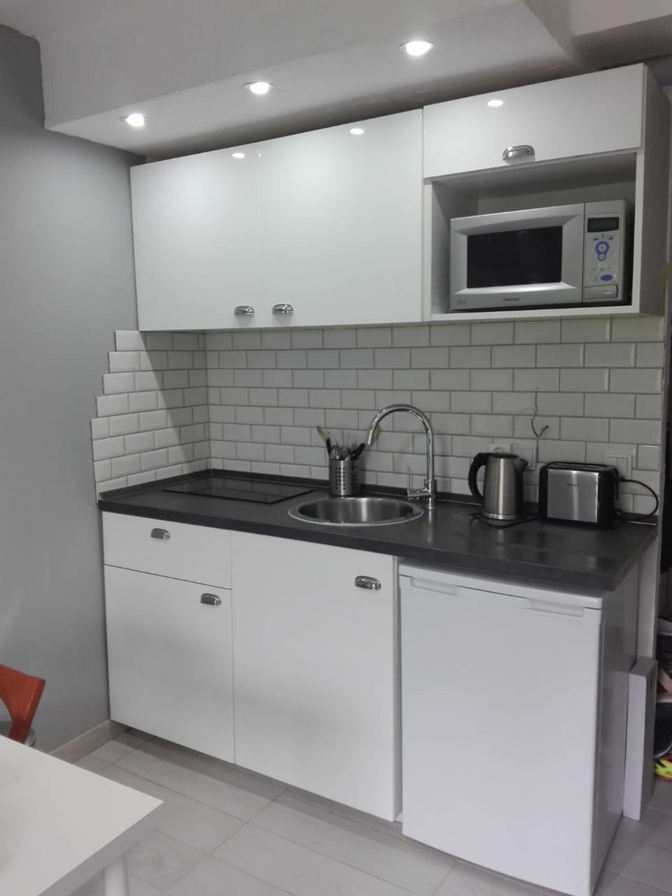 Kitchen or kitchenette, minibar