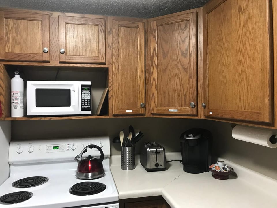 Coffee/tea facilities, microwave, oven, stove, toaster, kitchen