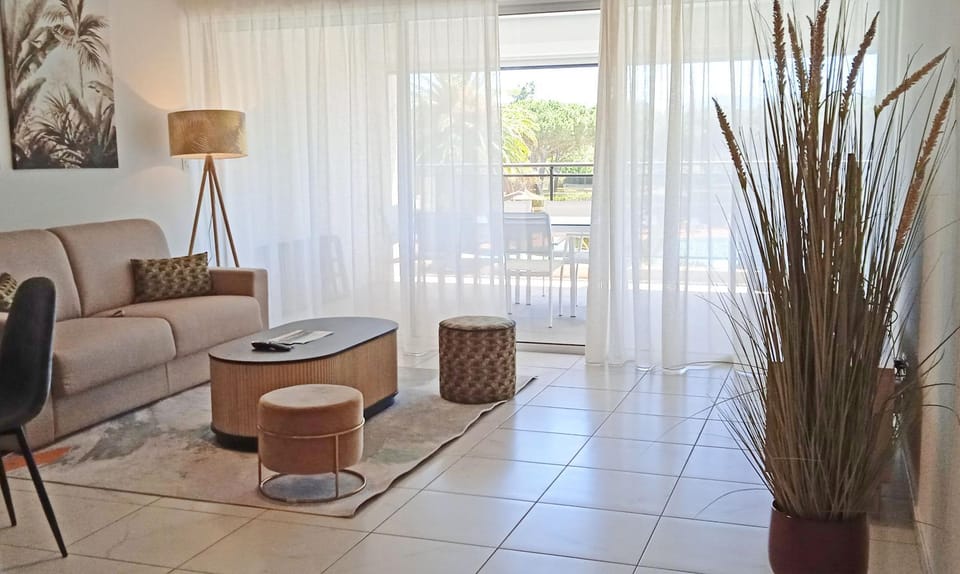 Day, Summer, Balcony/Terrace, Living room, Seating area, Dining area