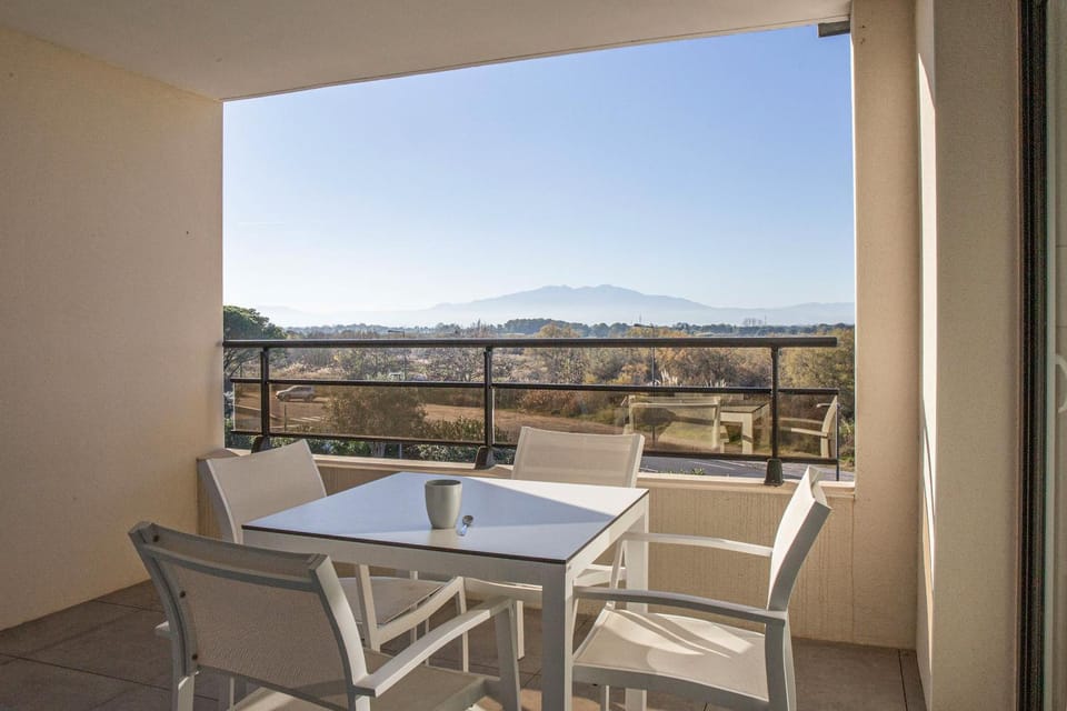 Patio, Day, Natural landscape, Balcony/Terrace, Dining area, Mountain view