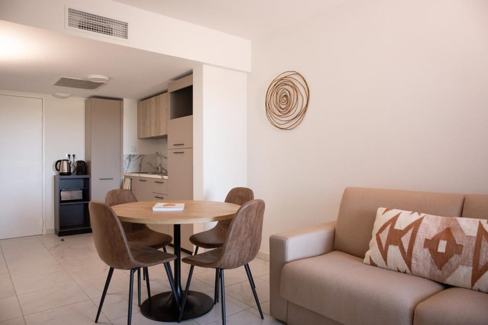 Coffee/tea facilities, Kitchen or kitchenette, Living room, Seating area, Dining area, minibar