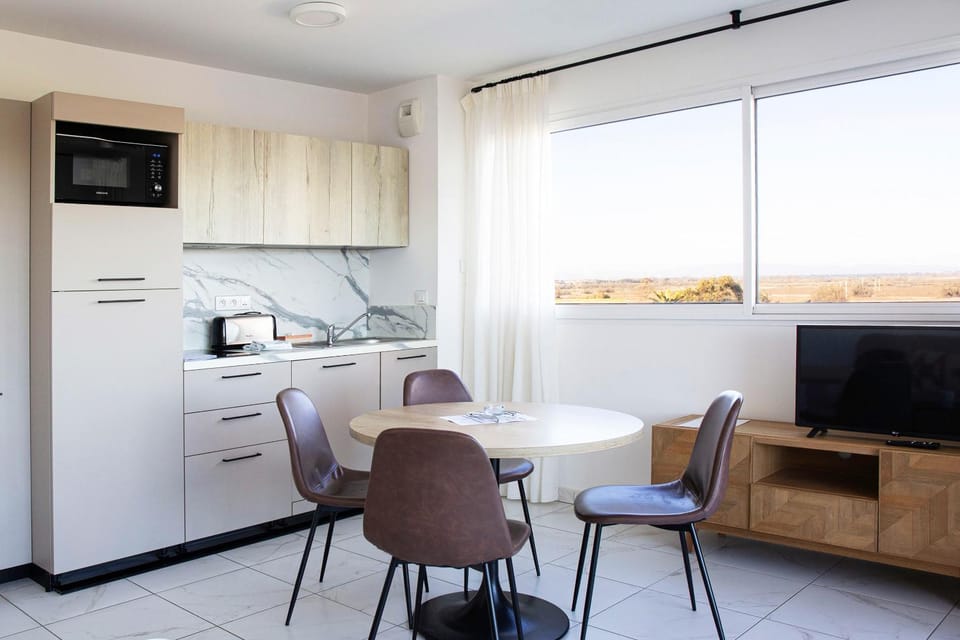 TV and multimedia, Kitchen or kitchenette, Living room, Seating area, Dining area, oven, stove