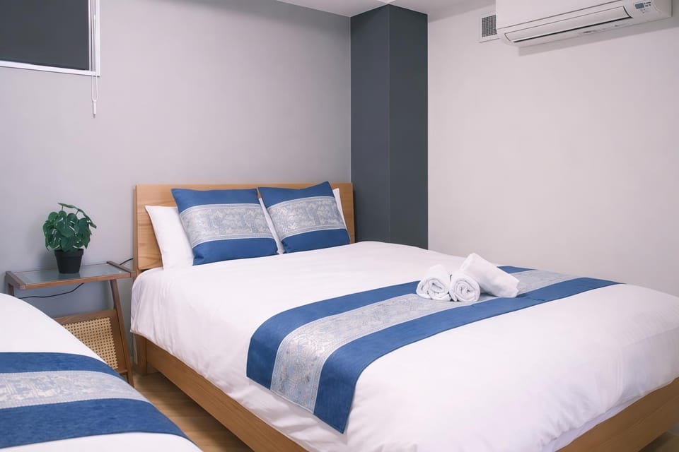 Bed, Bedroom, towels, air conditioner
