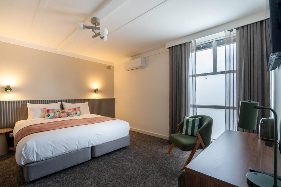 Bed, TV and multimedia, Coffee/tea facilities, Seating area, air conditioner