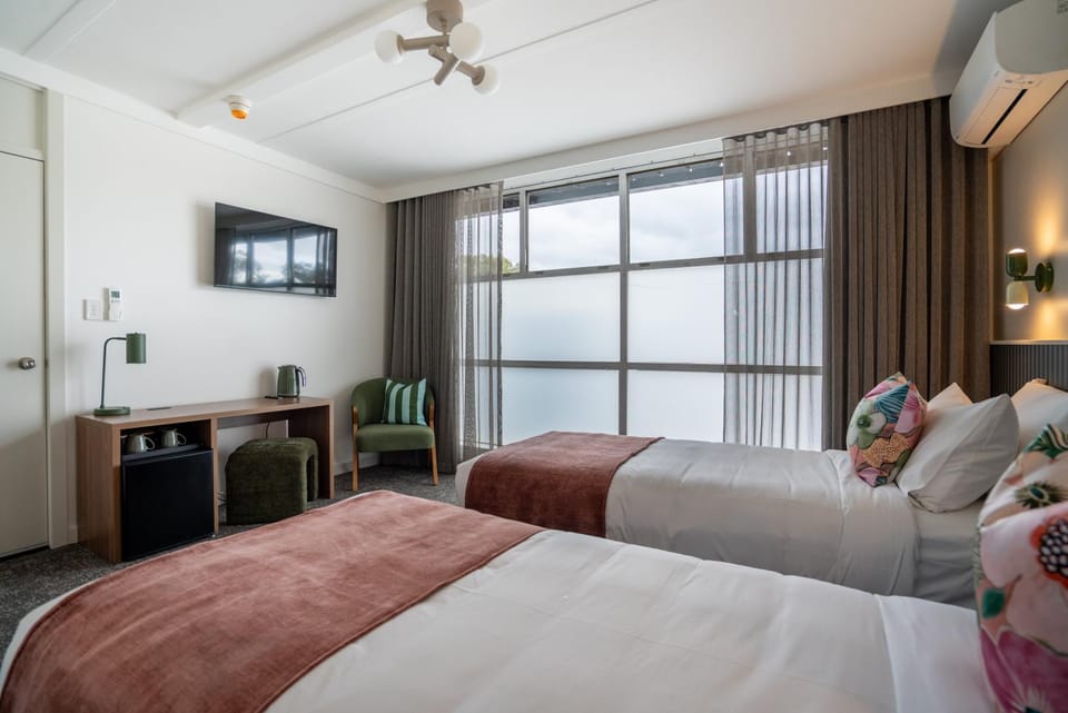 Bed, TV and multimedia, Coffee/tea facilities, Seating area, air conditioner