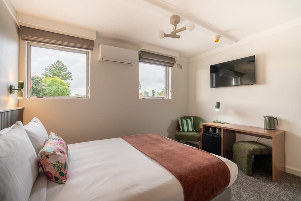 Bed, TV and multimedia, Coffee/tea facilities, Seating area, air conditioner