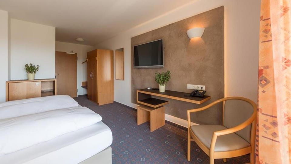 TV and multimedia, Photo of the whole room, Bedroom, wardrobe