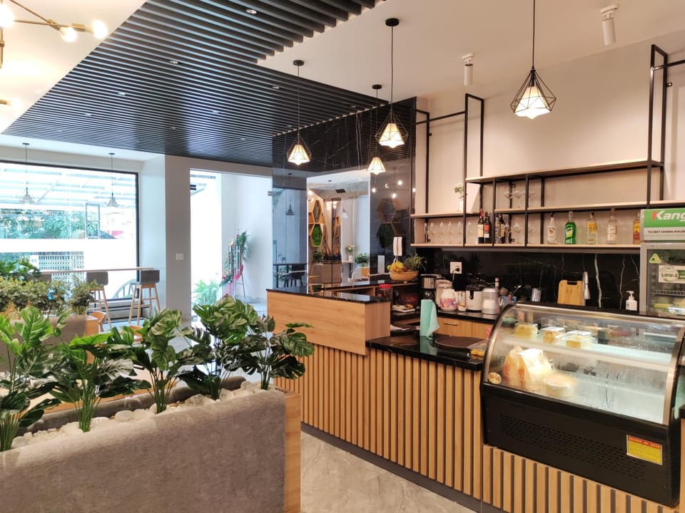 Lounge or bar, Food and drinks