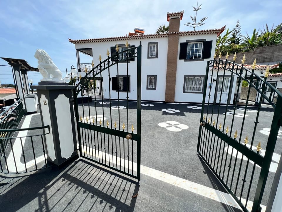 Classic Tranquil Madeiran 4-Bedroom Villa Funchal Villa in Funchal