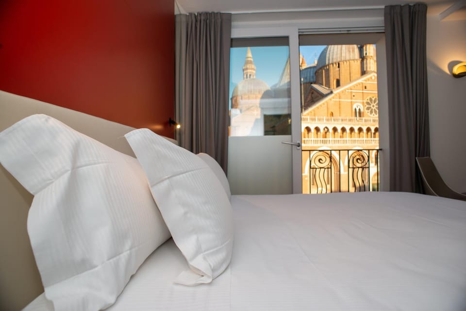 Bed, View (from property/room), Bedroom, Landmark view