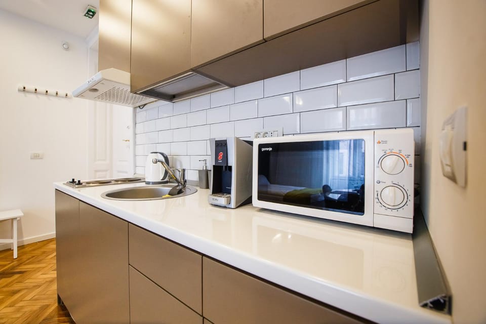 Coffee/tea facilities, Kitchen or kitchenette, stove, toaster