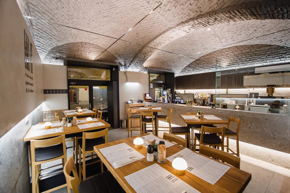 Restaurant/places to eat, Lounge or bar, Food and drinks, Food, Drinks