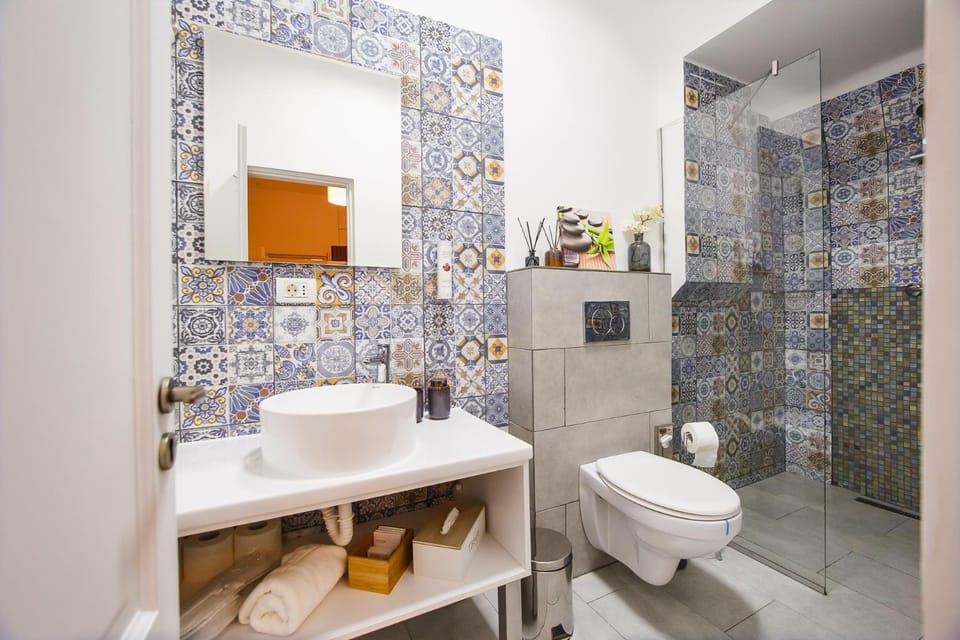 Shower, Toilet, Bathroom, towels