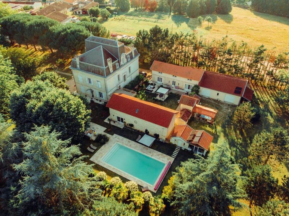 villa entière château Lacroix de Civrac 3 ch, 3 sdb, piscine xxl,sauna, 4 étoiles,7 pers Villa in Nouvelle-Aquitaine