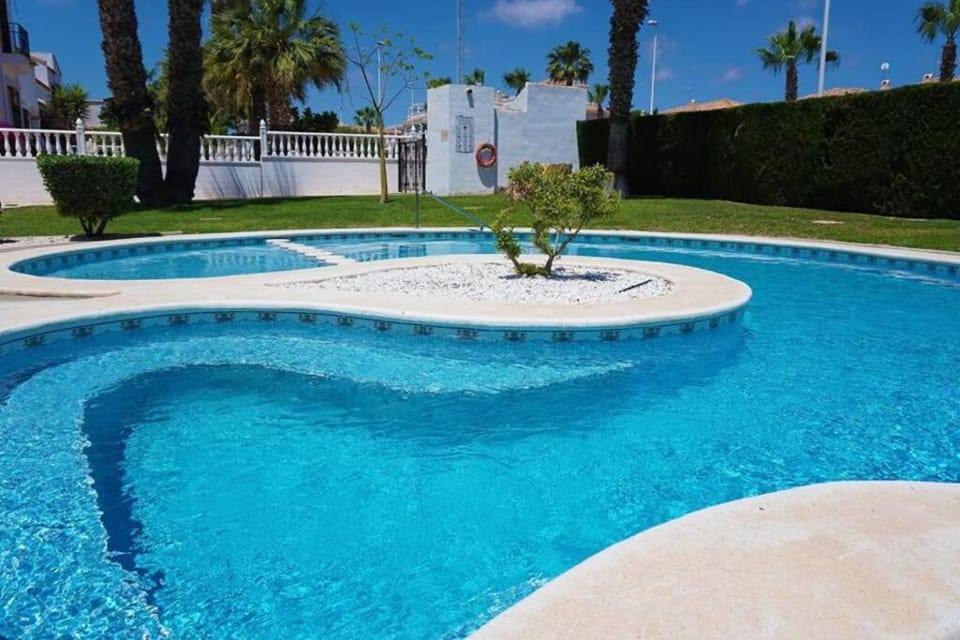 Spacious Ground floor apartment with Garden & Communal Pool Apartment in Vega Baja del Segura