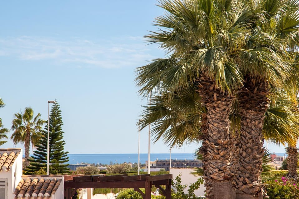 Spacious Ground floor apartment with Garden & Communal Pool Apartment in Vega Baja del Segura