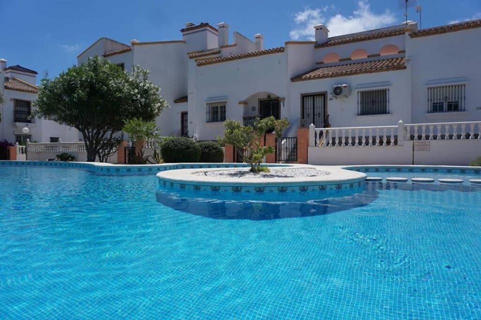 Spacious Ground floor apartment with Garden & Communal Pool Apartment in Vega Baja del Segura