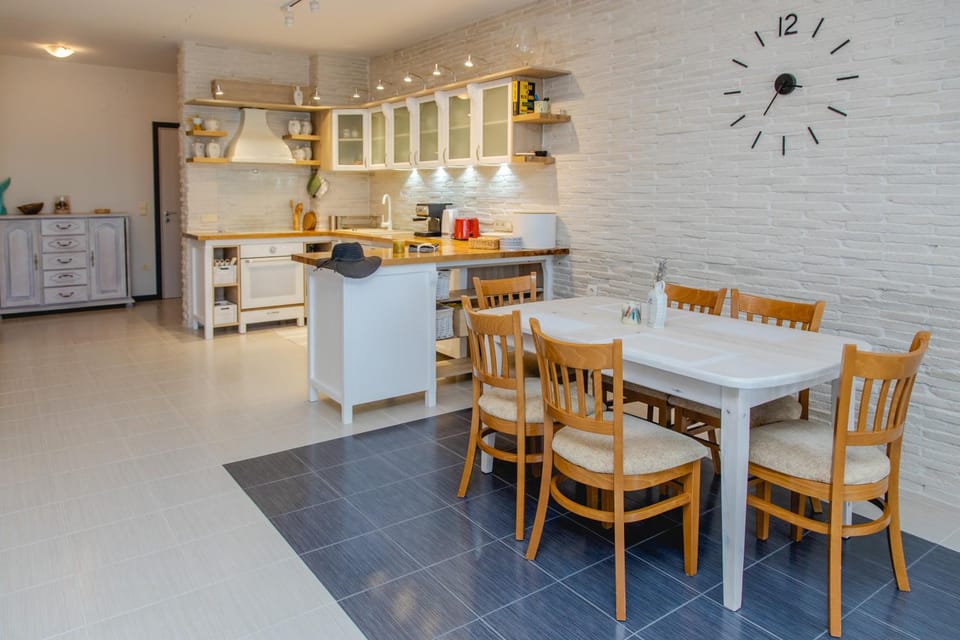 Kitchen or kitchenette, Dining area