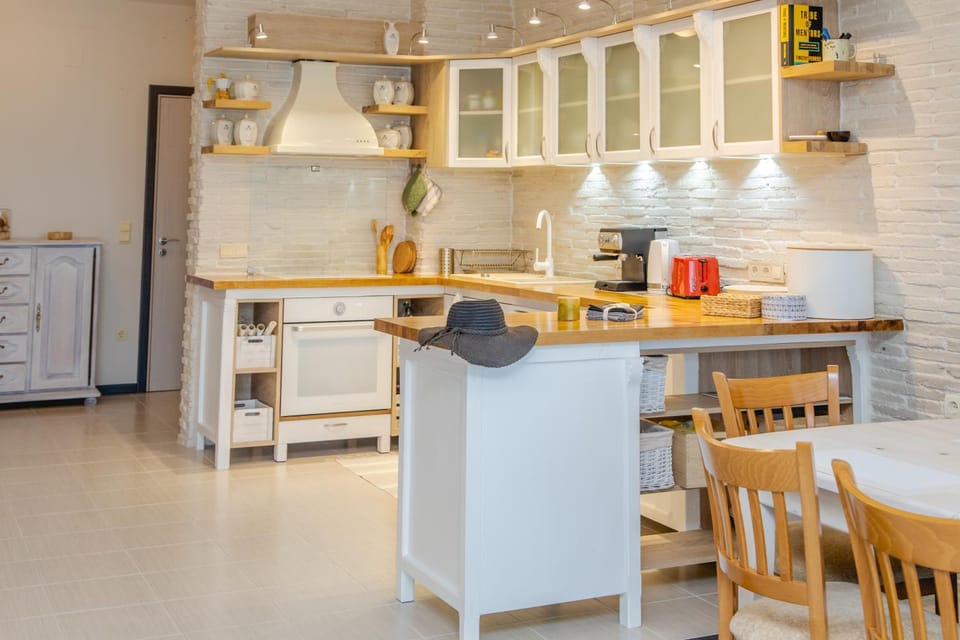 Kitchen or kitchenette, Dining area