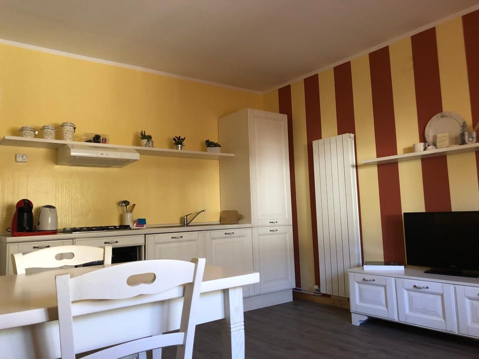 Kitchen or kitchenette, Living room, Dining area, Communal kitchen