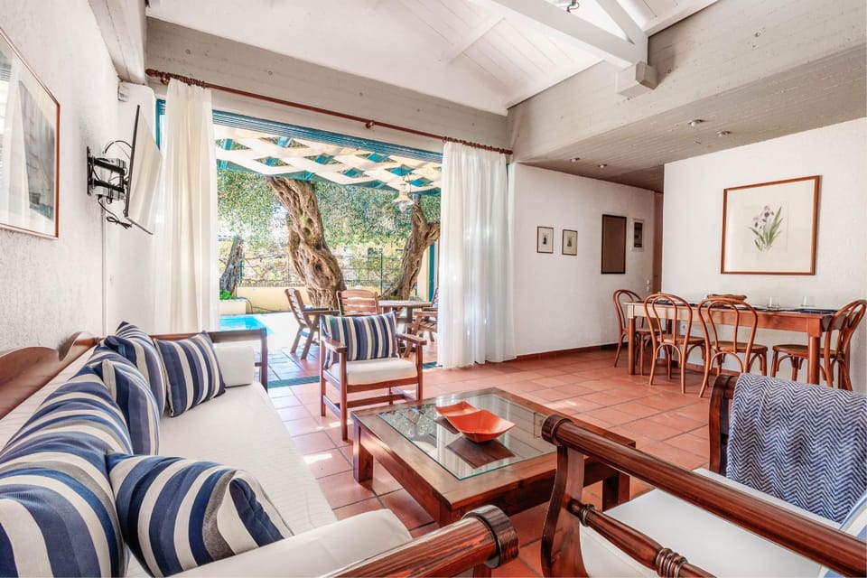 TV and multimedia, Living room, Seating area, Dining area, Pool view