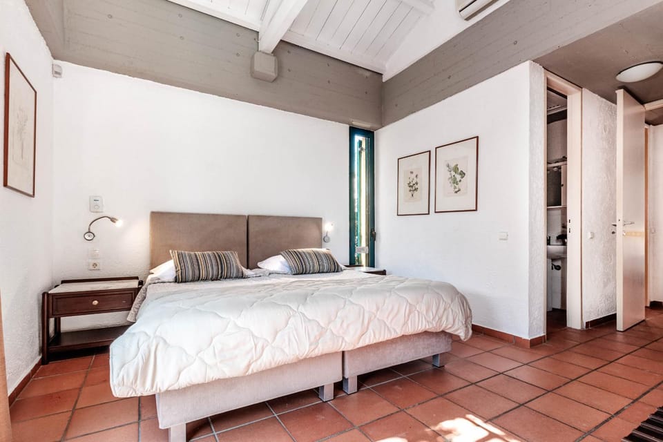 Bed, Photo of the whole room, Bedroom, towels, wardrobe, air conditioner
