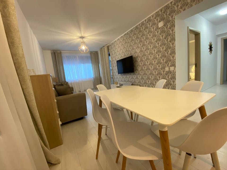 TV and multimedia, Living room, Seating area, Dining area, Evening entertainment