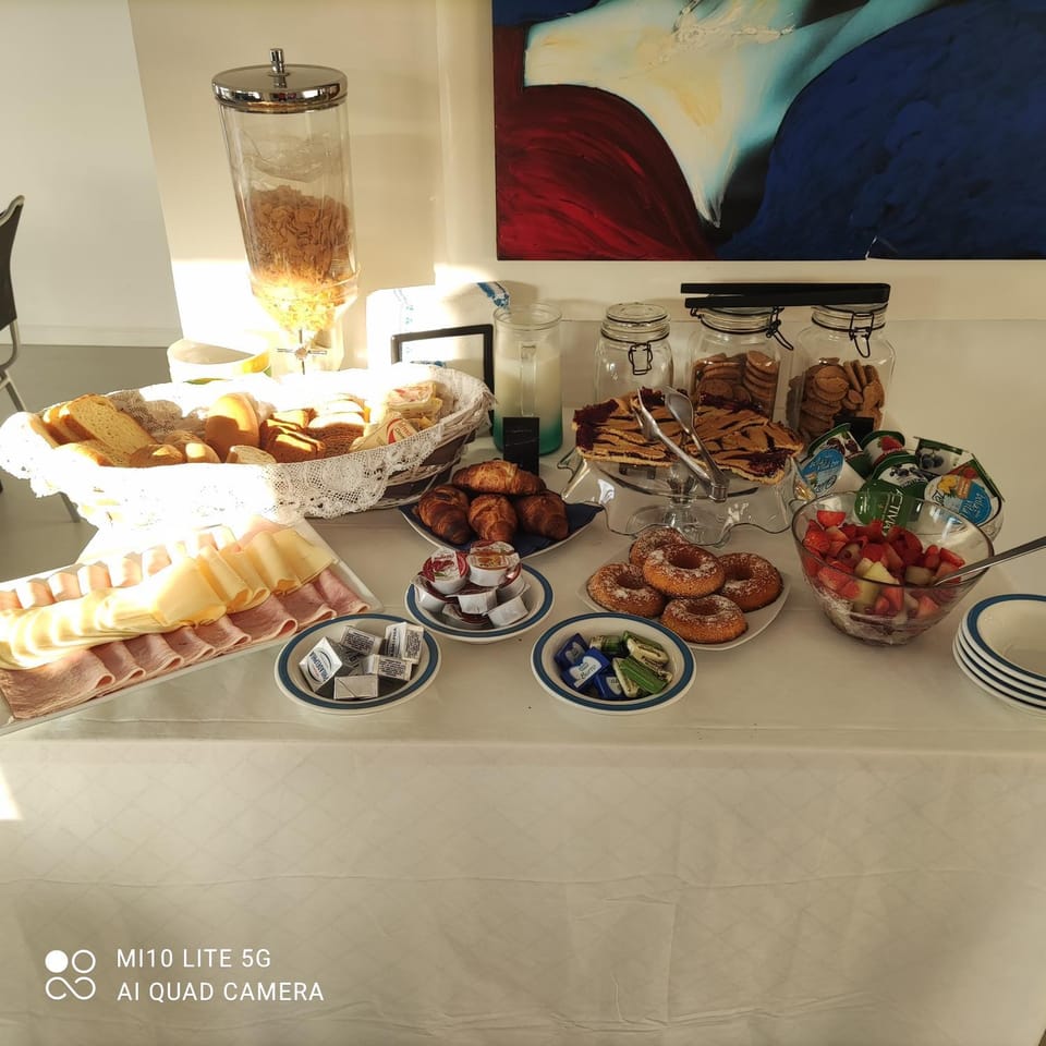 Food and drinks, Breakfast, Continental breakfast, Buffet breakfast