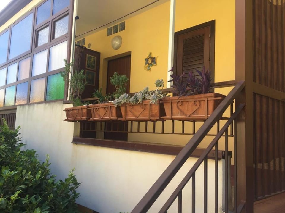 Property building, Balcony/Terrace, Balcony/Terrace