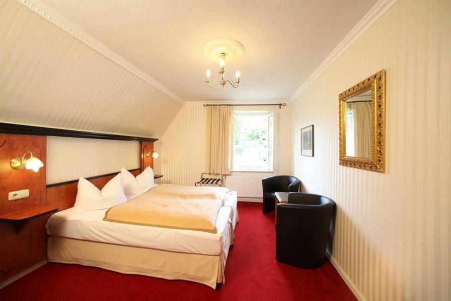 Bed, Photo of the whole room, Seating area