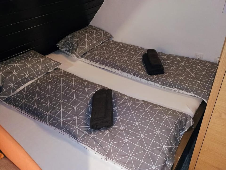 Bed, Bedroom, towels