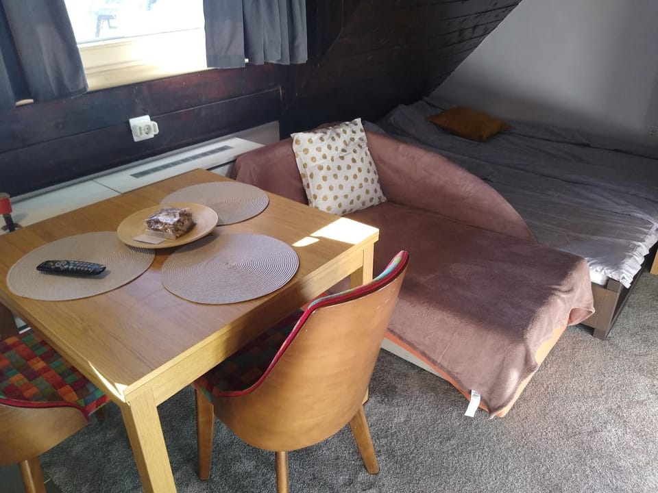 Seating area, Dining area