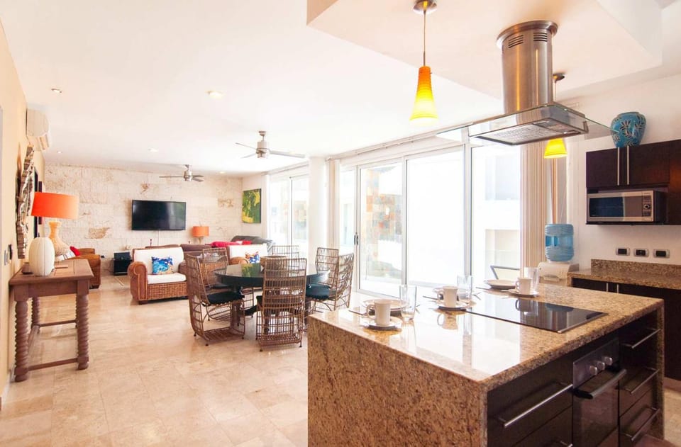 Kitchen or kitchenette, Seating area, Dining area