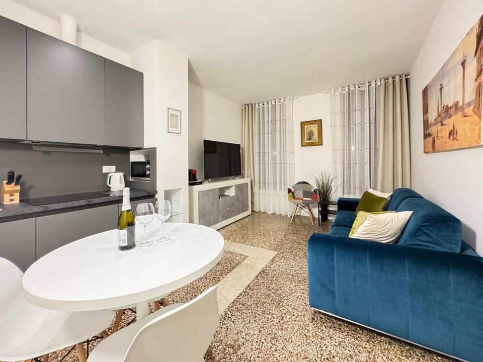 Communal lounge/ TV room, TV and multimedia, Kitchen or kitchenette, Living room