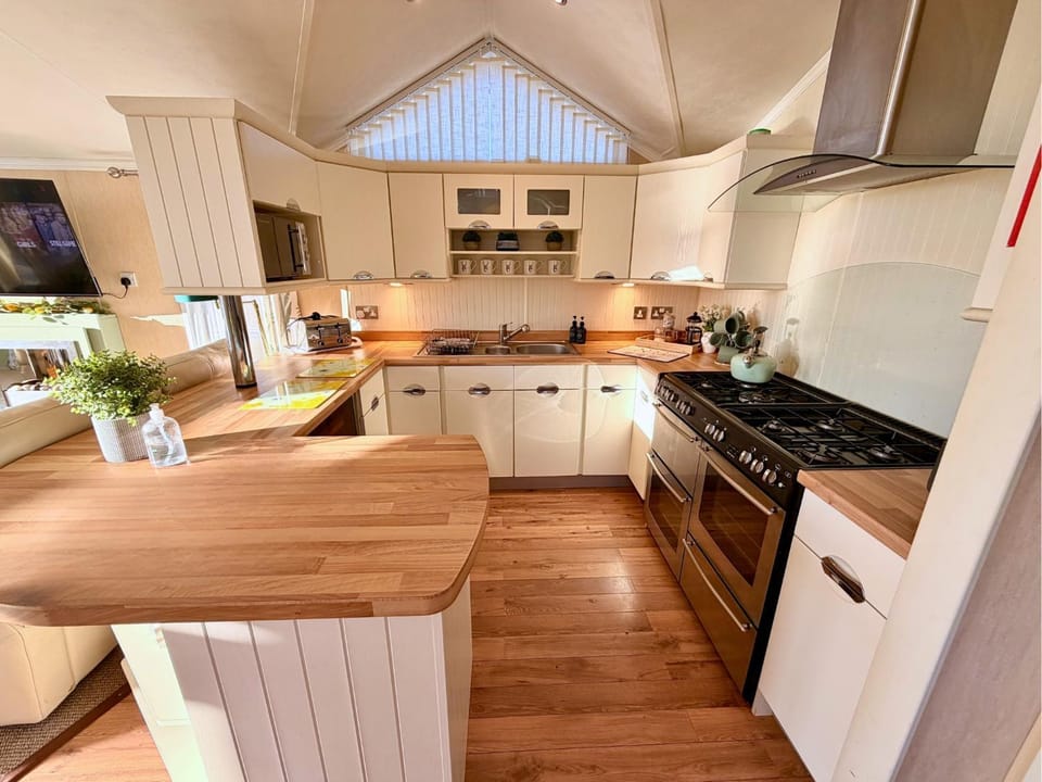 Kitchen or kitchenette, oven, pet friendly, stove, toaster