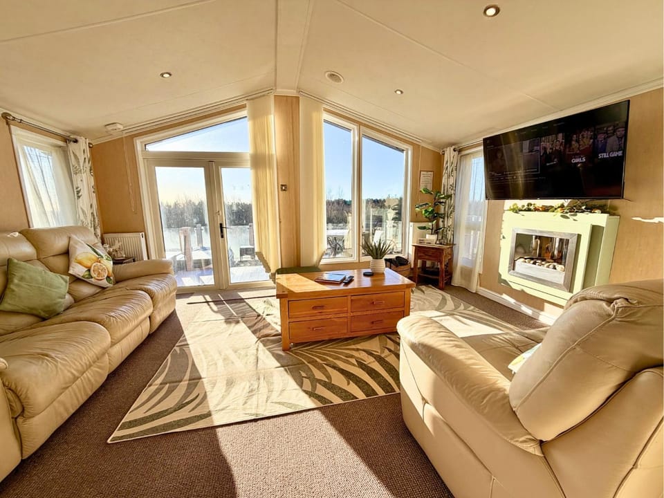 Communal lounge/ TV room, TV and multimedia, Living room, Seating area, Evening entertainment