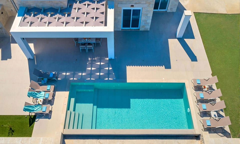 Patio, Day, Pool view, Swimming pool, sunbed