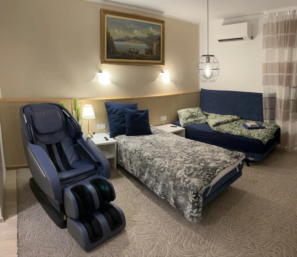 Bed, Massage, Living room, Photo of the whole room, towels